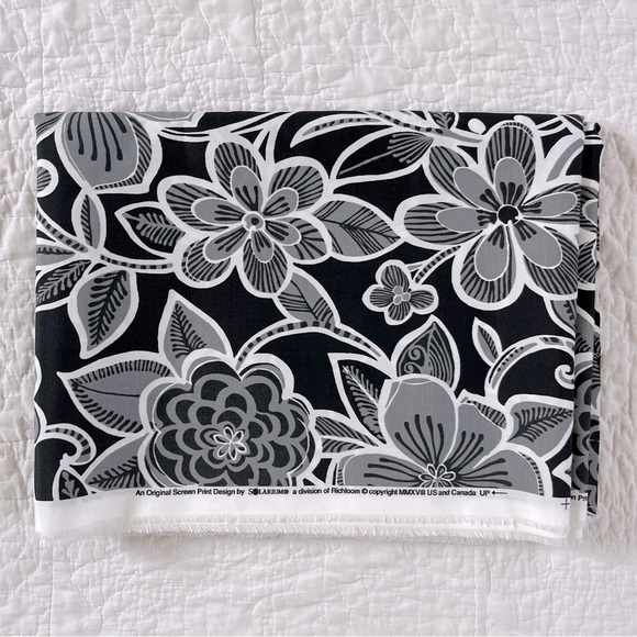4 Yards Solarium Fabric Richloom Indoor Outdoor Black White Gray Floral New - Picture 1 of 4